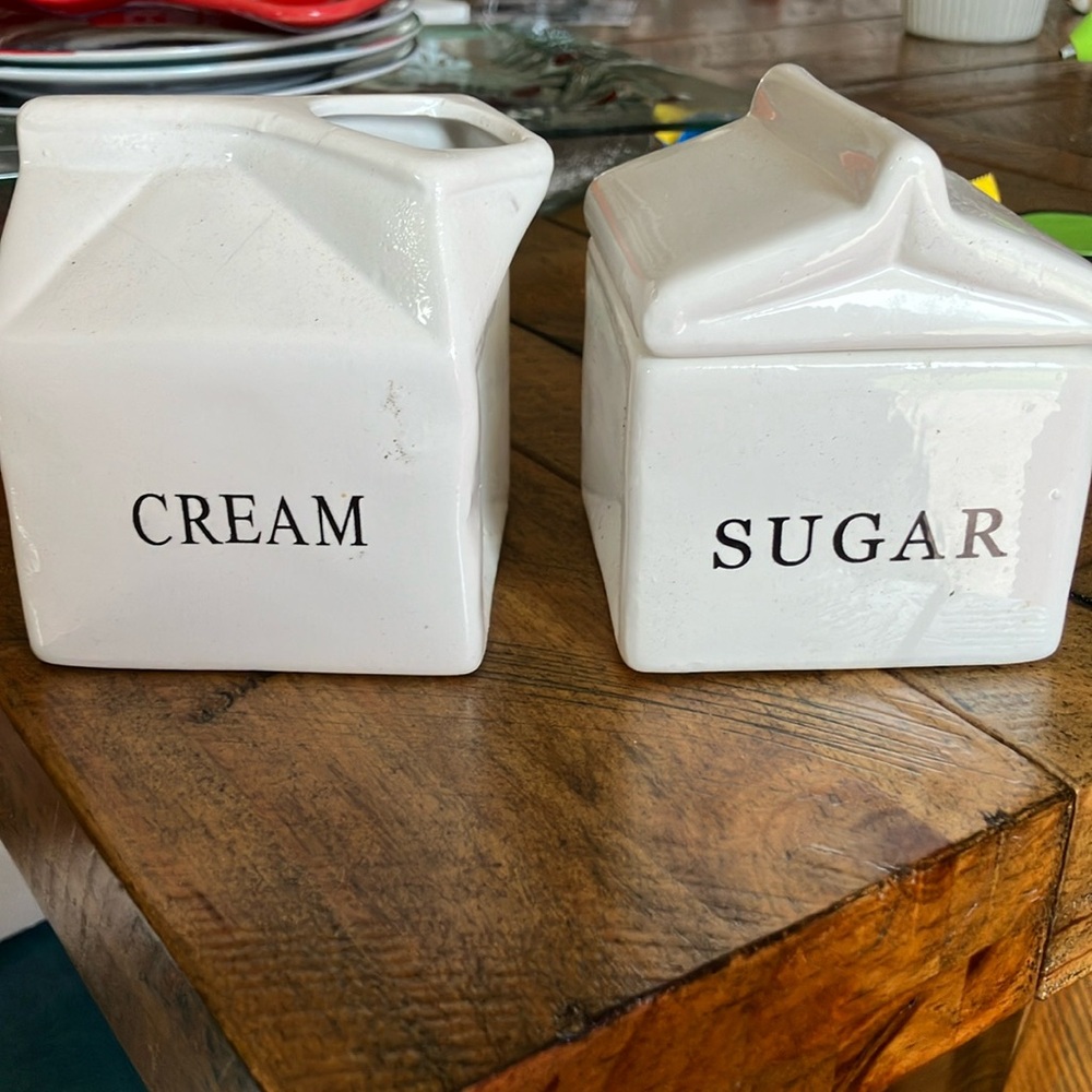 Cream and sugar containers, EUC